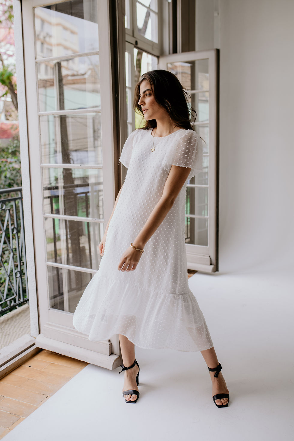 Vestido MADRID midi soltinho 2 lados manga curta - Poa relevo off