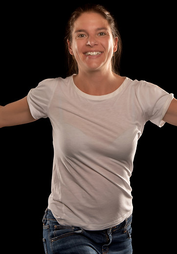 Portrait de praticienne en art-thérapie par la danse et le mouvement, accompagnement par le corps et la création.