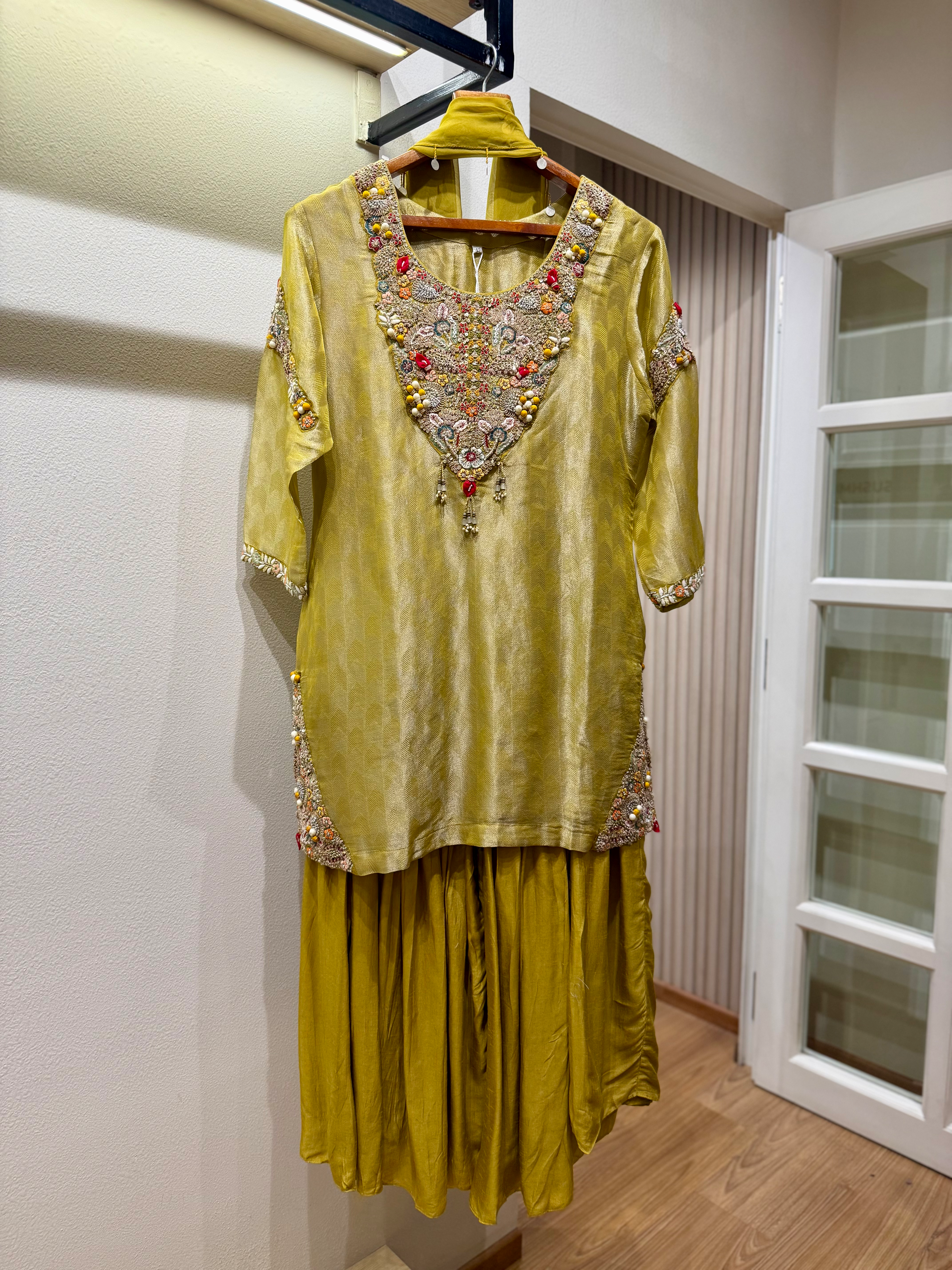 Sunehri Noor Sharara