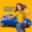 Mulher comemorando com carro azul no fundo
