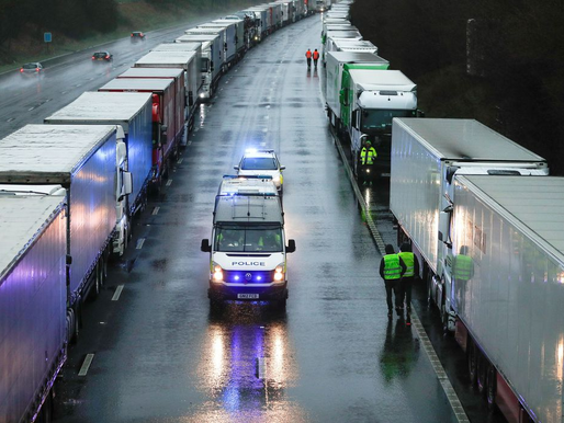 Reino Unido: corrida a postos seca 90% das bombas de combustível