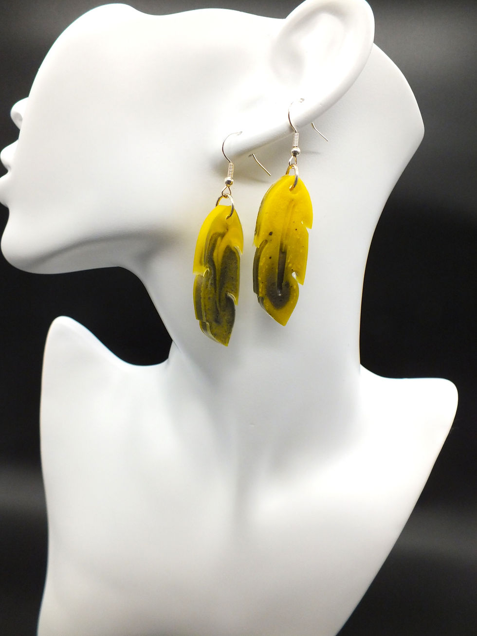 Boucles d'oreilles plumes jaunes marbrées noires
