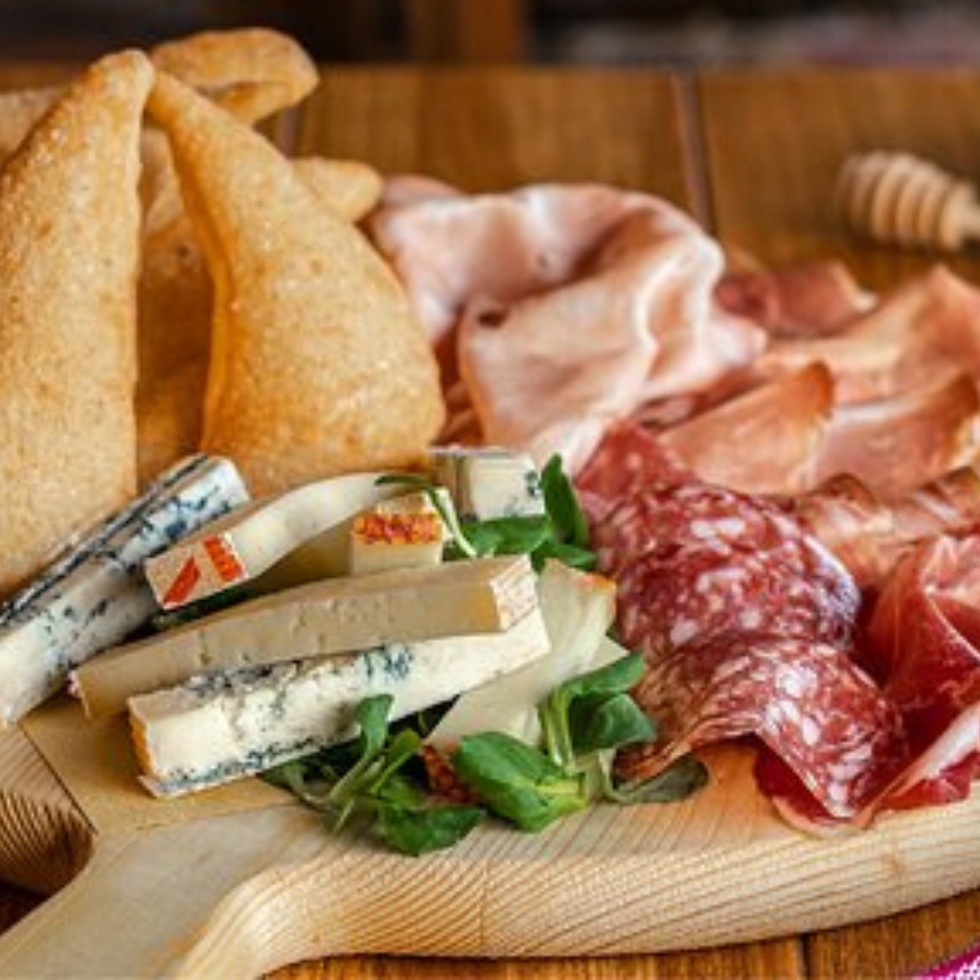 TAGLIERE DI SALUMI CON GNOCCO FRITTO