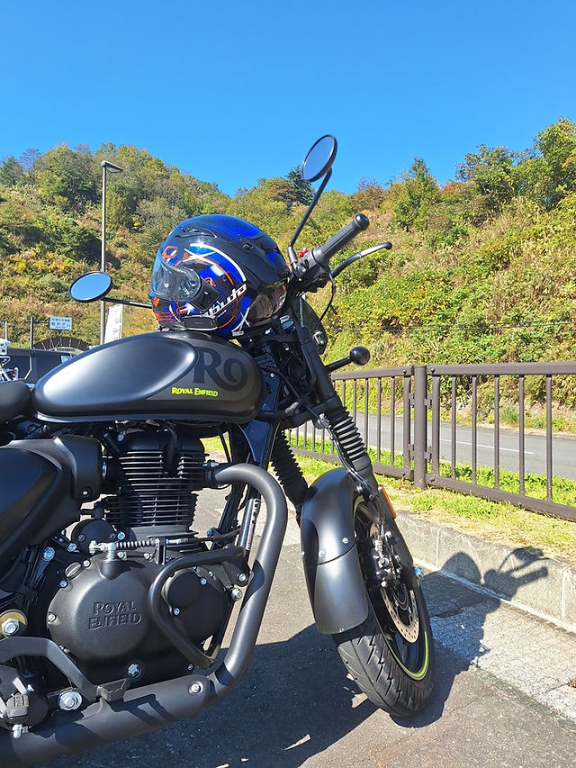 ハンター350と青空