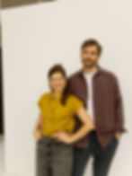 Die beiden Fotografen stehen Arm in Arm und lächeln. Mit diesem Bild stellen sie sich ihren Kunden vor