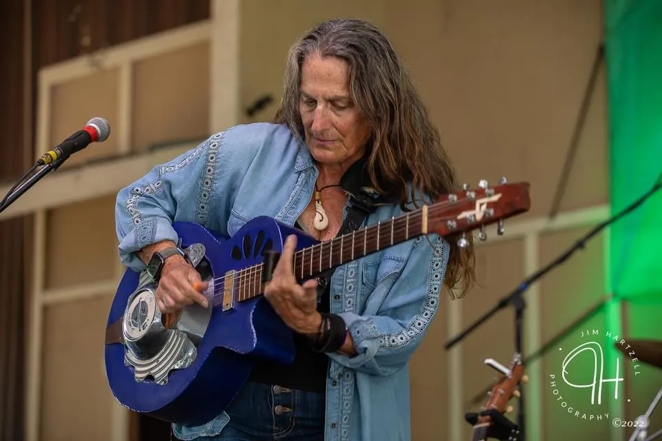blue guitar.webp