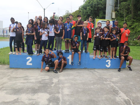 ALUNOS DO PROJETO DE ATLETISMO VISITAM PISTA OFICIAL EM ITAJAÍ