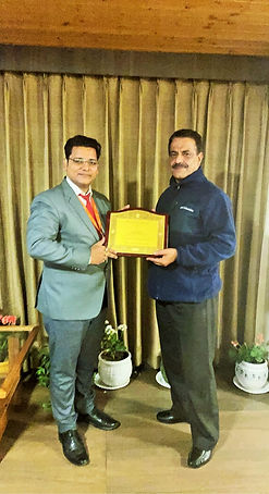 Mr. Tarun Gautam recieving Dronacharya Award from Shri Sahir Khan, Aakash Institute, Srina