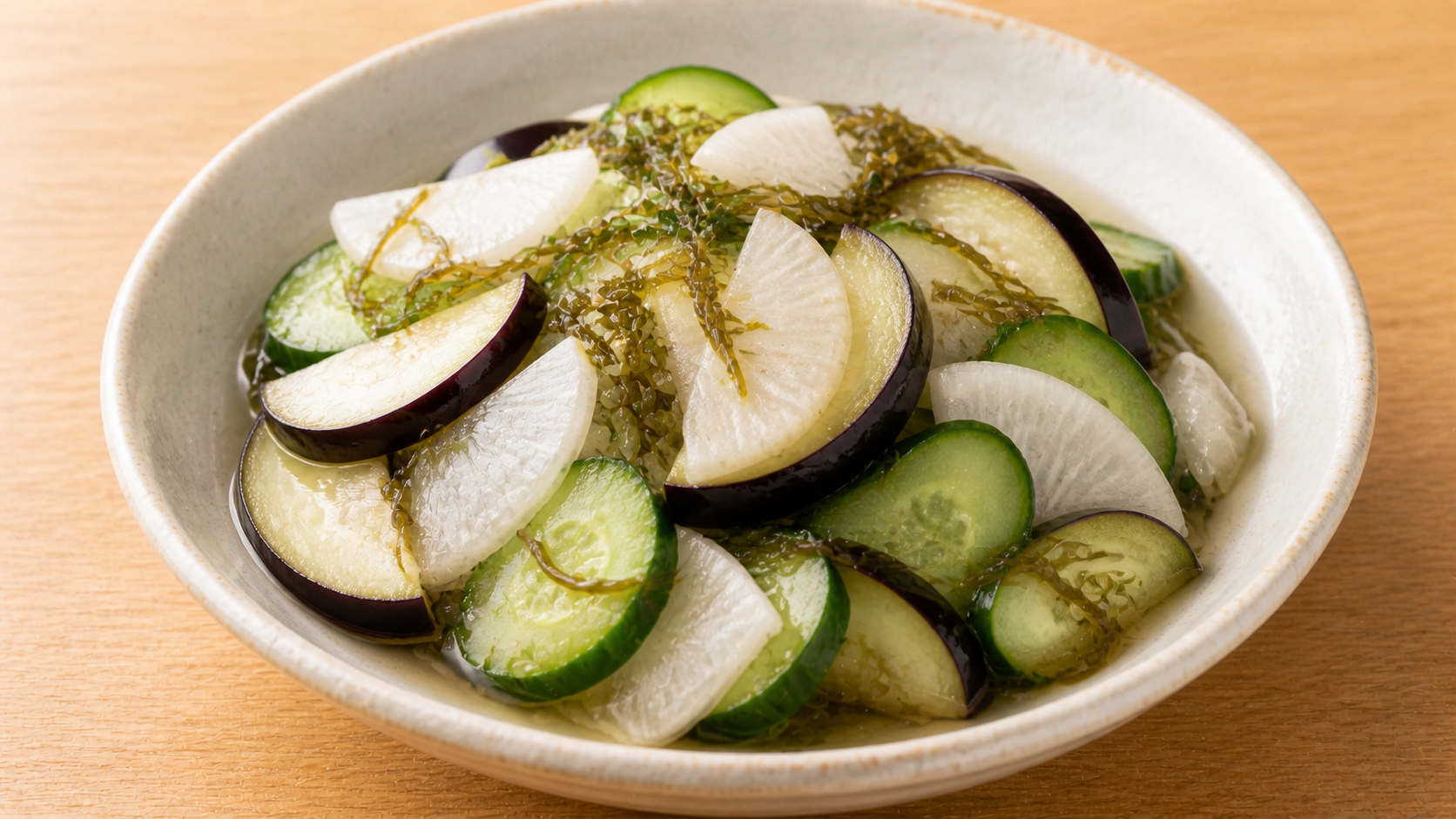 細切り済みのがごめ昆布で作る夏野菜の浅漬けレシピ。きゅうり・なす・大根を昆布の旨みととろみで。刻まず水で戻して和えるだけ、火を使わず簡単。無添加・広島 古江のリチャード。