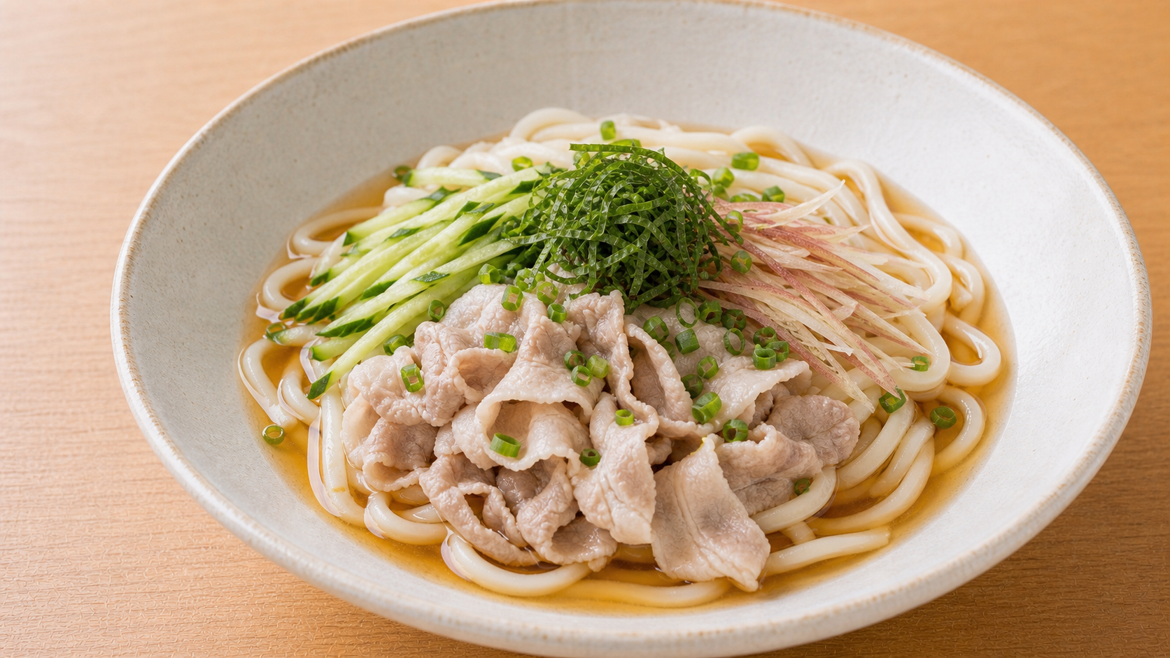 鯖節「花鯖」でとる濃いだしと豚しゃぶで作る、冷やしうどんのレシピ。コクのあるだしつゆに薬味をたっぷり。暑い夏でもさっぱり食べられる一杯。無添加・古江のリチャード。