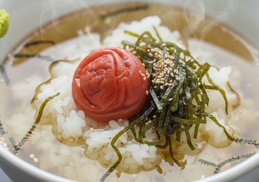 こんぶジェンヌの3大だし昆布ブレンドをたっぷり煮出した旨みあふれる出汁で仕上げる、さらさらお茶漬けのレシピ。昆布の豊かな風味がご飯にしみ渡る毎朝食べたい定番の一杯を、料理初心者でも迷わないよう丁寧に解説します。