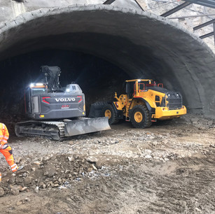 Volvo ECR355-T with long boom @ Tunnel heading of crown section