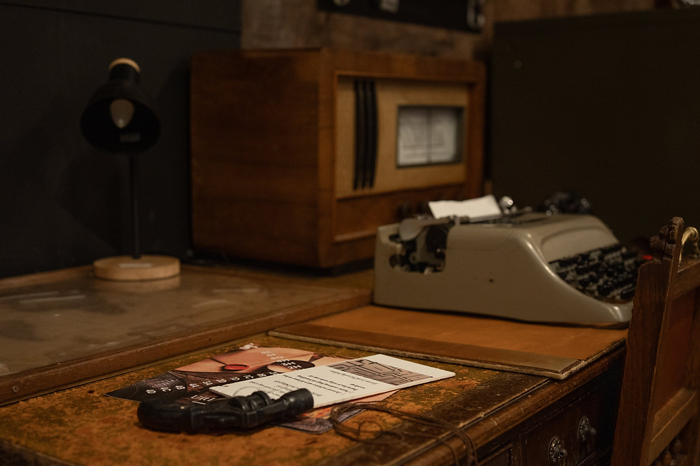 een bureau van een spion met een revolver en een oude schrijfmachine
