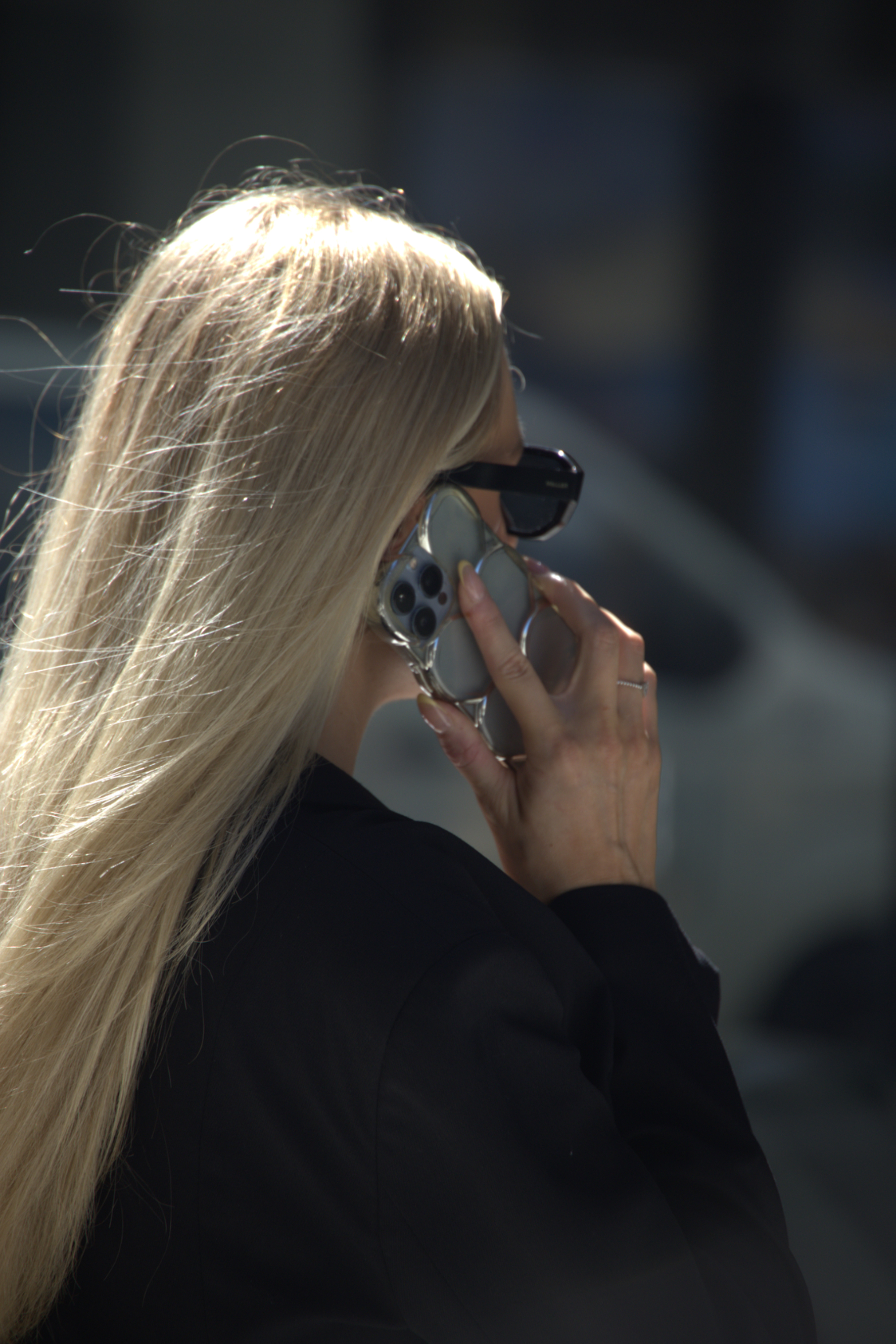 Femme utilisant son smartphone pour gérer les réseaux sociaux – social media management et stratégie digitale.