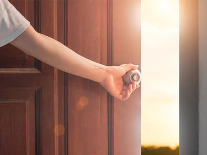 Porta sendo aberta com luz ao fundo, simbolizando a decisão de procurar um psicólogo e iniciar a psicoterapia.