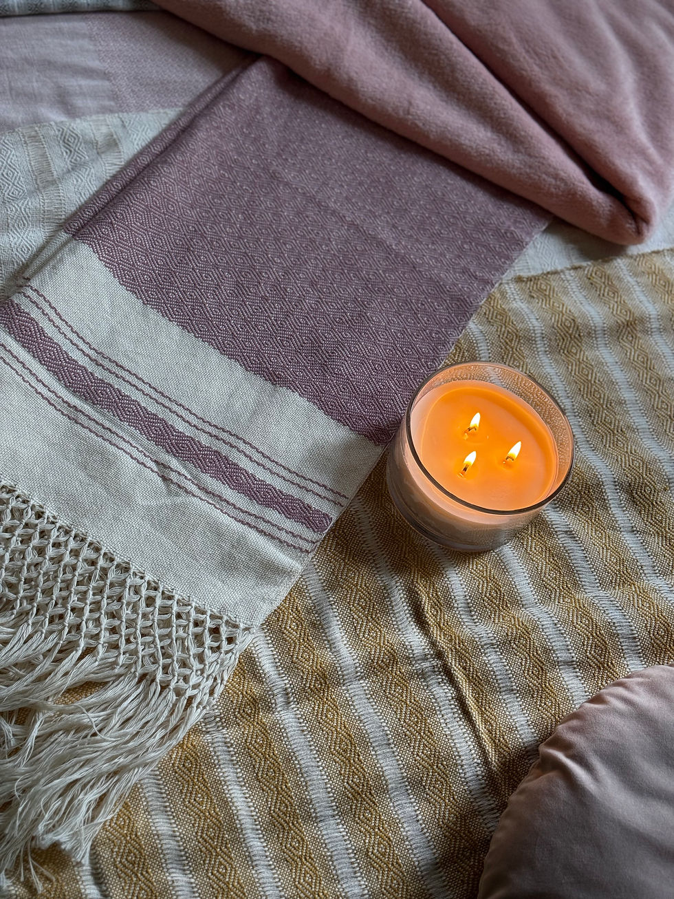Un tissu rebozo avec une bougie allumée