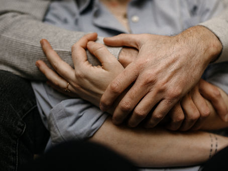 Des mains d'homme et de femme entrelacées