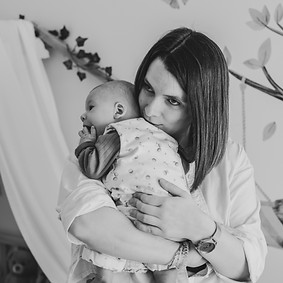 Mère portant son bébé