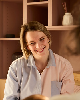 Visage féminin souriant