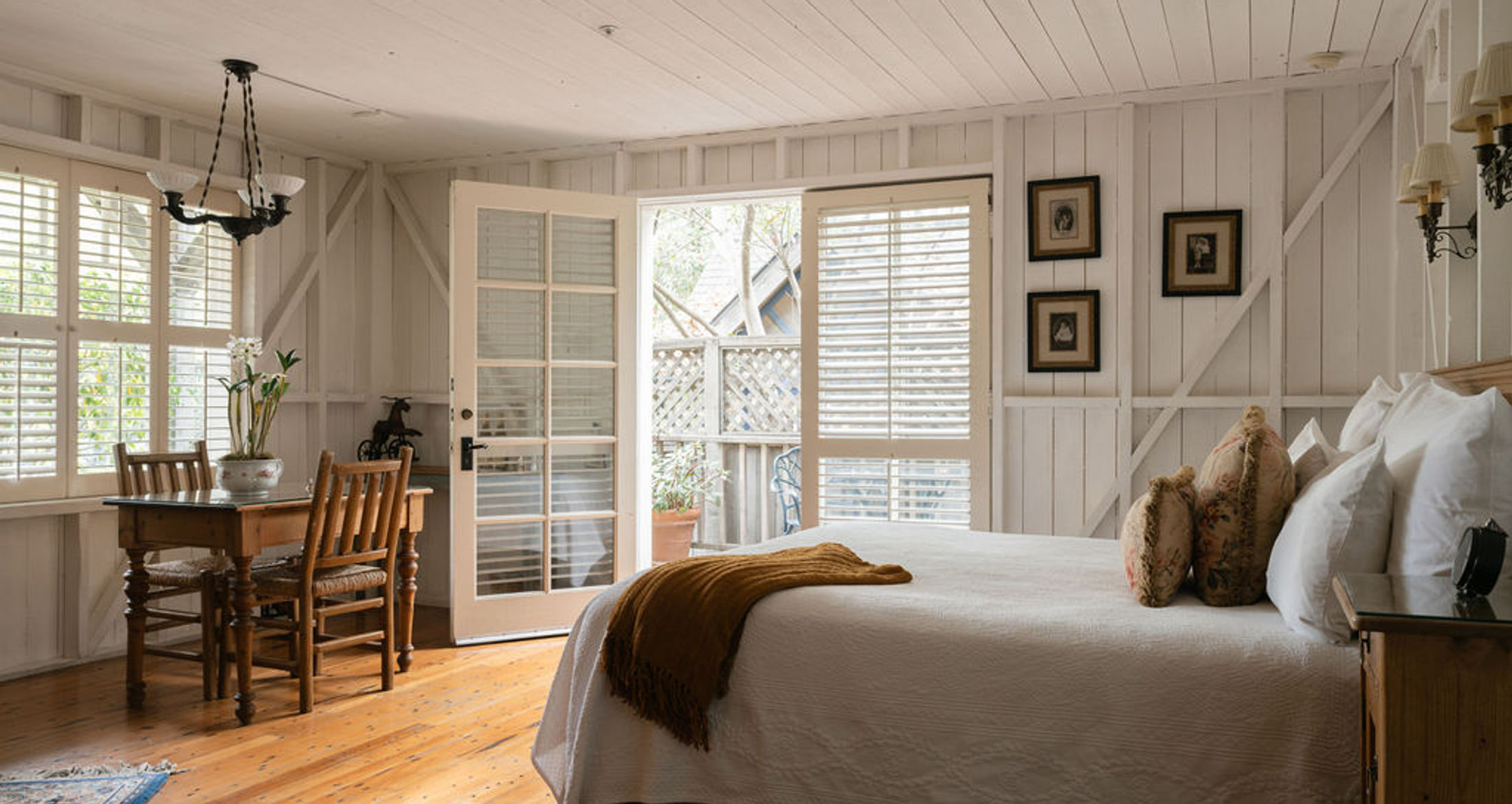 A guest room at the Simpson House Inn
