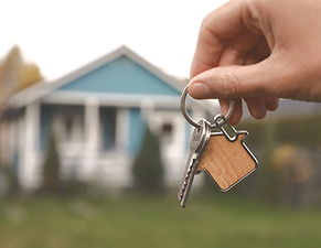 holding-up-keys-in-front-of-a-house_edit