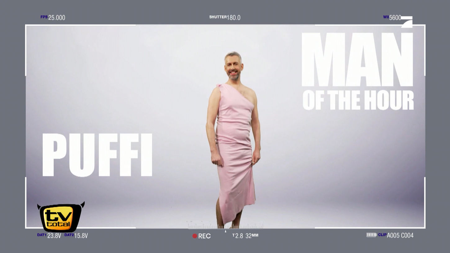 ProSieben Trailer, TV Total Trailer, TV Total, Mann trägt Kleid TV Total Trailer, TV Total Werbung, ProSieben TV Total Werbung, Mann in Kleid TV Total