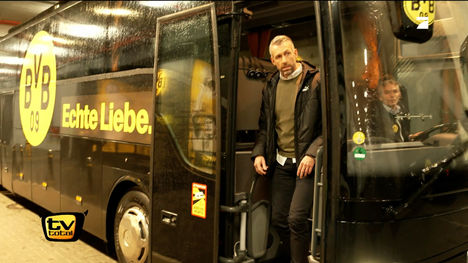 TV Total Moderator in BVB Bus, BVB, Fußballbus, TV Total Trailer, ProSieben Trailer schneiden, Trailer