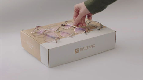 Mister Spex Brillen, Mister Spex Werbung, Mister Spex, Vier Brillen auf einer Kiste, Social Media Werbung, Brillen, vier Brillen