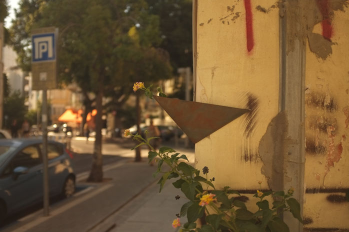 Street Art Intervention - Ilan Benaym - Angle