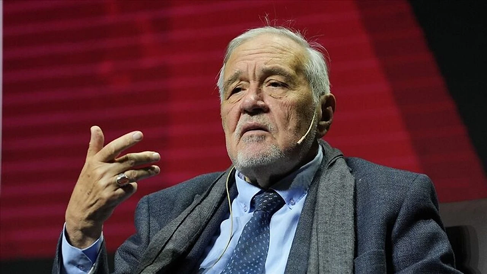 İlber Ortaylı Vefat Etti. Kendisinin ölüm haberini derin bir üzüntüyle öğrendik. Profesör Doktor ilber Ortaylı'nın vefatı biz gençleri ve sevdiklerini derin bir üzüntüye boğdu. Allahtan rahmet diliyor ailesine başsağlığı diliyoruz.