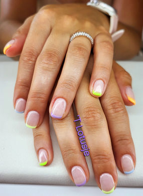 Mooie pastelkleurige nagels met gekleurde accenten