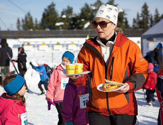 Barna venter spent i kø for å komme i mål og få medlje