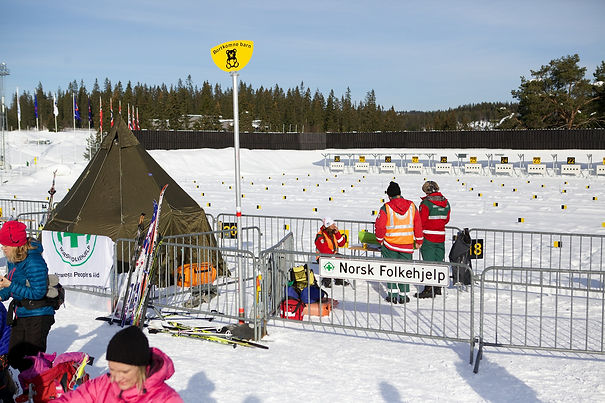 Barna venter spent i kø for å komme i mål og få medlje