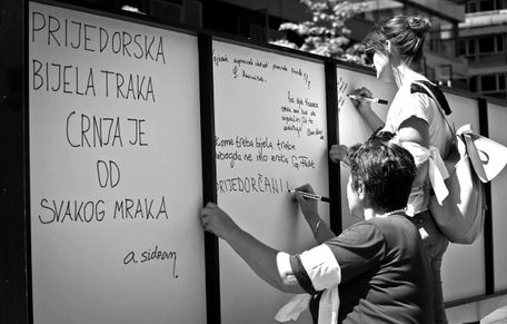 Katliam beyaz kurdelelerle anıldı