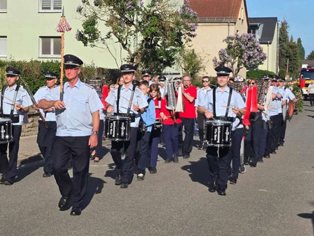 Maibaum aufstellen und Tag der offenen Tür der OF Biere