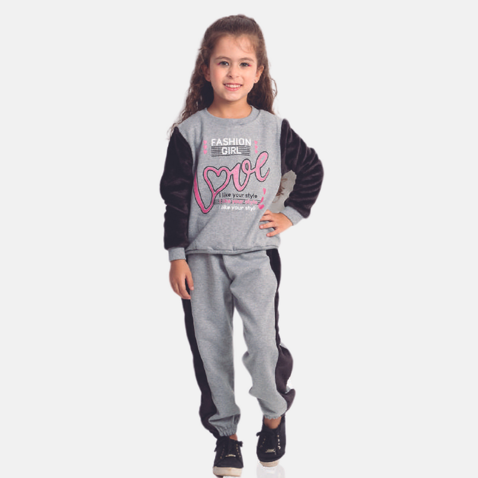 Menina usando conjunto em moletom cinza com mangas pretas em fleece