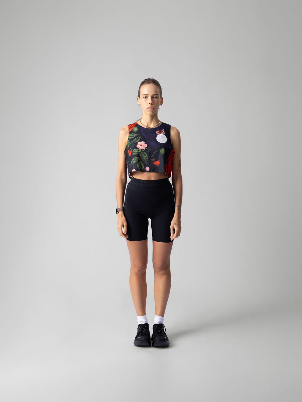 Embroidery Floral Crop · crop top para correr azul marino con flores · vista frontal