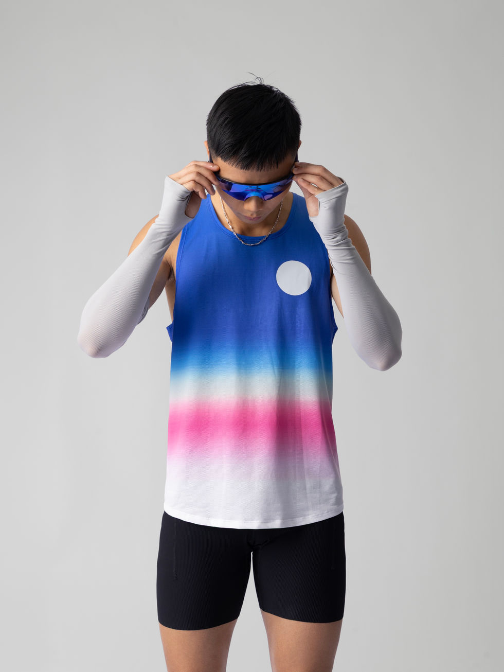 Layer Cake Singlet · singlet para correr degradado azul, rosa y blanco · detalle del estampado, en uso