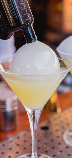 Coctel con pompa de humo en Menorca, coctelería artesanal