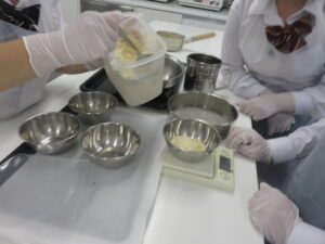 製菓実習 「フィナンシェ」
