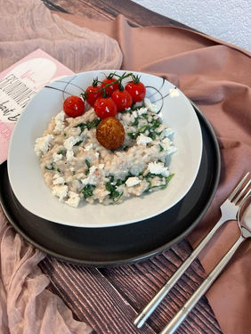 SPINAT RISOTTO MIT FRITTIERTER REISKUGEL