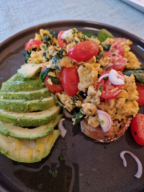 Rührei mit Spinat und Tomaten
