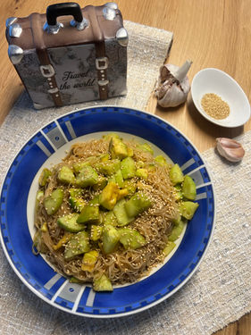 Reisnudel-Gurkensalat mit Avocado