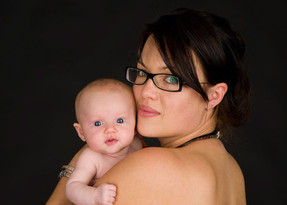 Lächelndes Baby beim Fotoshooting im Studio in Münster.
