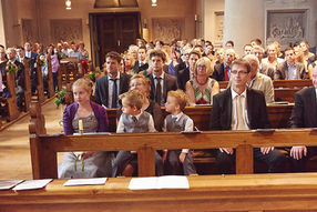 Gruppenfoto von Gästen bei Hochzeitsfeier in Münster, Aufnahme 18