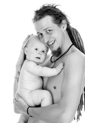 Schlafendes Neugeborenes bei einem Fotoshooting.
