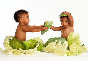 Lächelndes Baby beim Fotoshooting im Studio in Münster.
