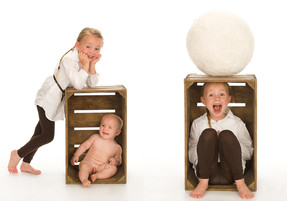 Lächelndes Baby beim Fotoshooting im Studio in Münster.

