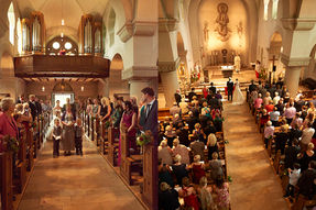 Gruppenfoto von Gästen bei Hochzeitsfeier in Münster, Aufnahme 18