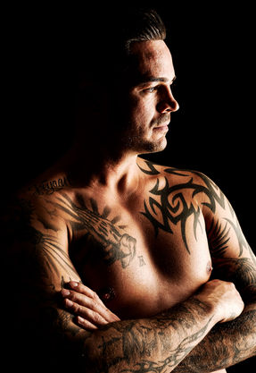 Portraitfoto vor elegantem Hintergrund.
